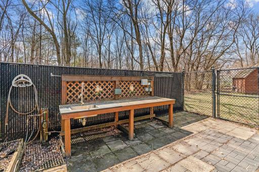 Garden workstation, well-fed sink for cleaning tools and vegetables