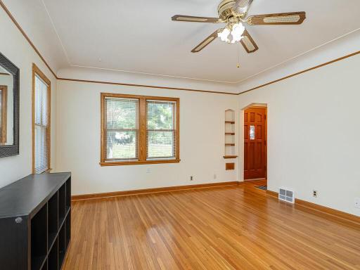 234 Haskell St E West Saint Paul MN 55118 USA-010-010-Living Room-MLS_Size.jpg