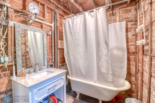 1222 9th Street S, Fargo, ND 58103