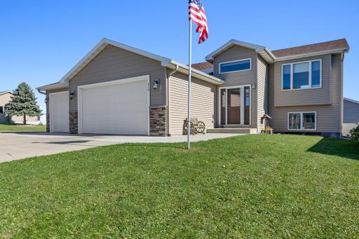 615 5th Street NE, Plainview, MN 55964