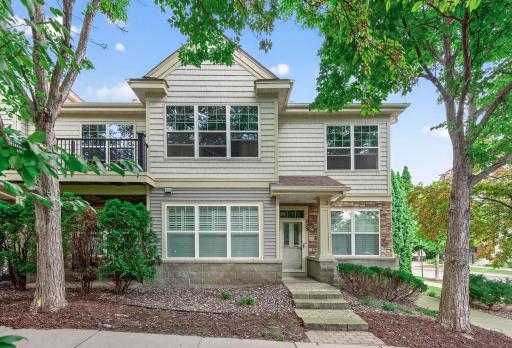 End-unit in the best location in all of Eden Prairie: steps to shopping, restaurants, freeway access, lakes and trails.