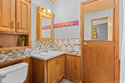 Jack & Jill full bathroom between bedrooms 2-3