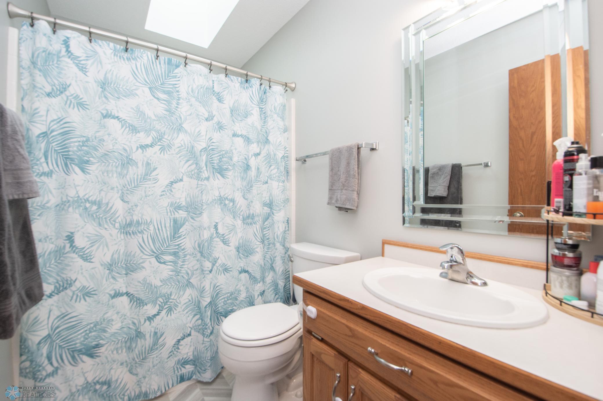 Full Bathroom w/Skylight
