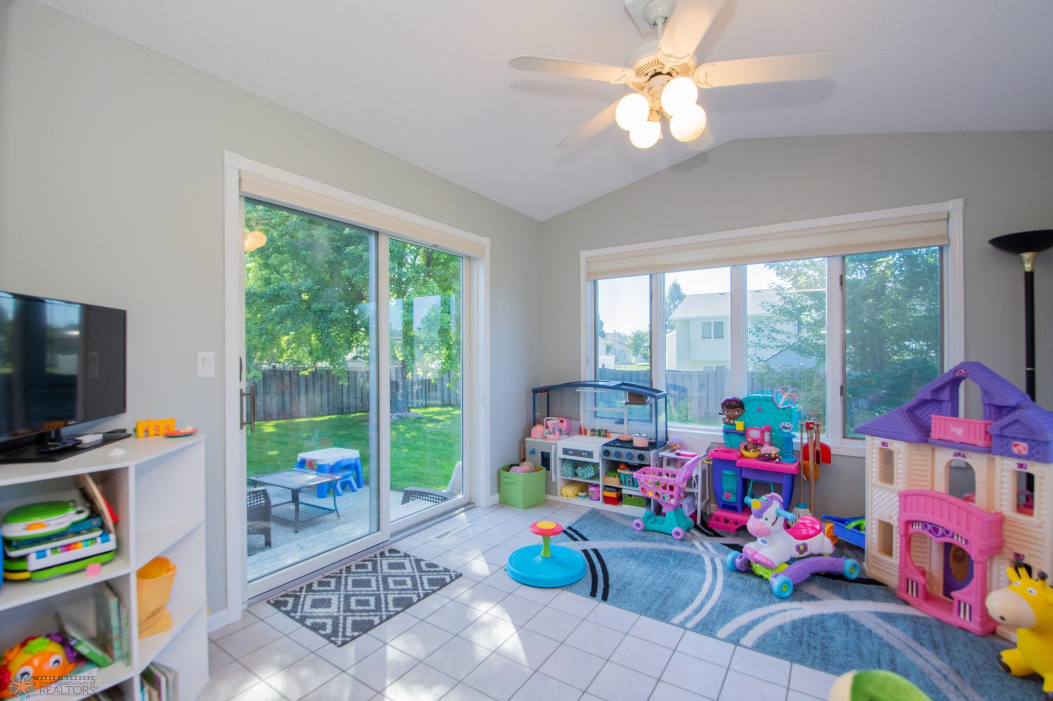 Beautiful Sunroom w/Backyard Views