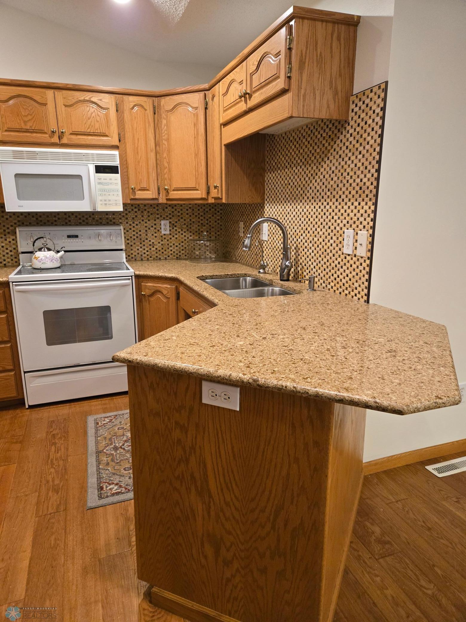 Kitchen counter w bar.jpg