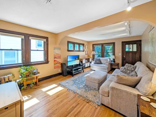 Lots of windows offer ample natural light! Unit 2811