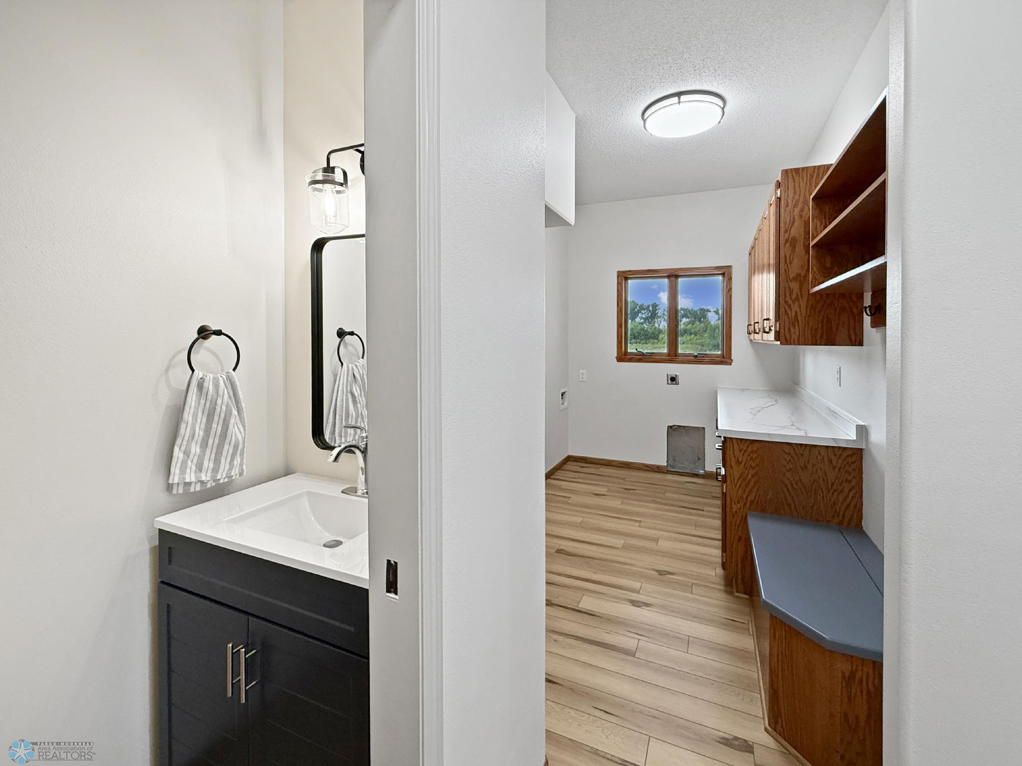 1/2 Bath & Laundry/mudroom