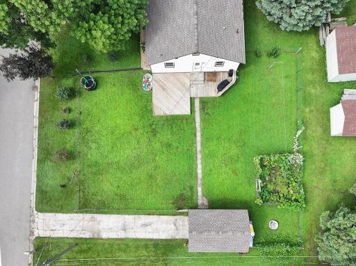Overview of the backyard - and entertainer's delight or a space for play and relaxation