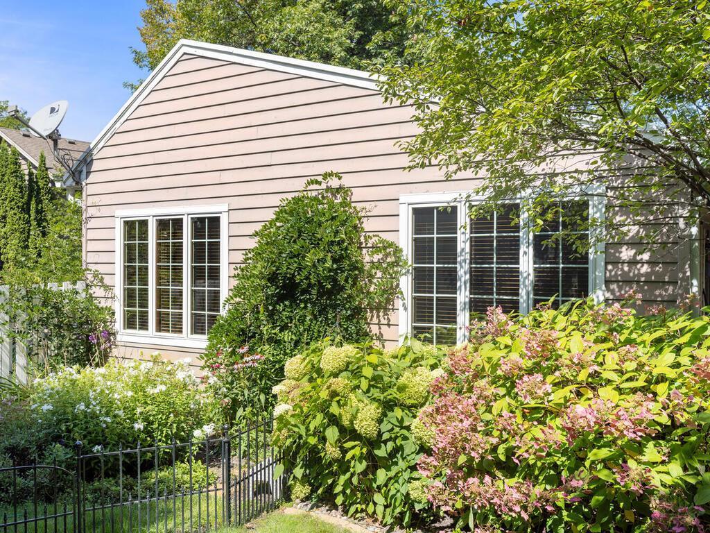 There are beautiful gardens that have the feel of Martha's Vineyard!