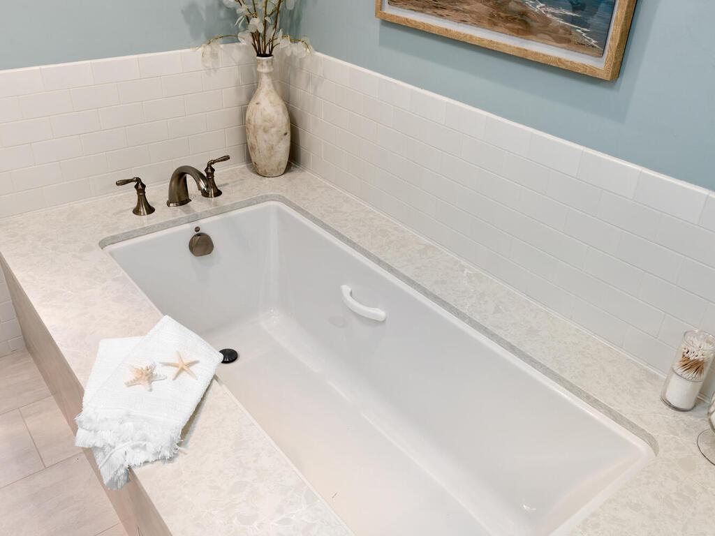 Beautiful updated deep tub!