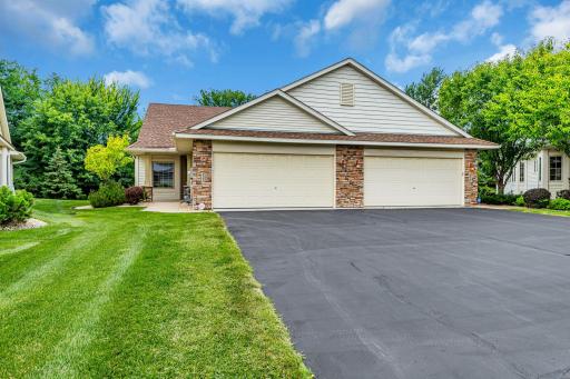 321 Summer Place E, Maplewood, MN 55117