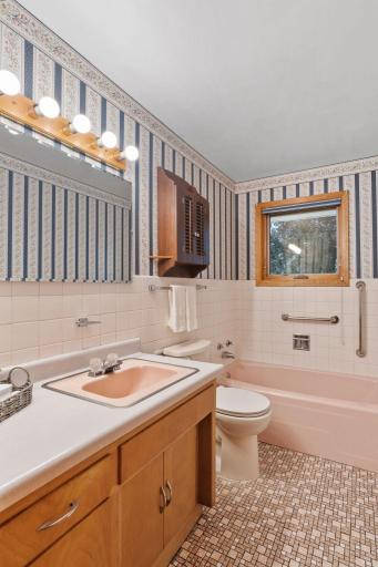 1425 Holly Drive E, Hugo, MN 55038