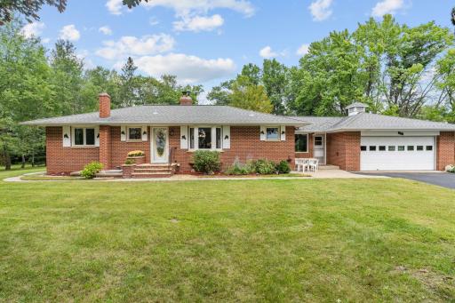 1425 Holly Drive E, Hugo, MN 55038