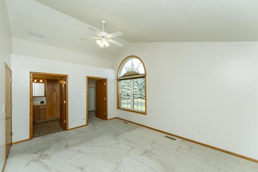 Primary bedroom w/walk-in closet and private bath