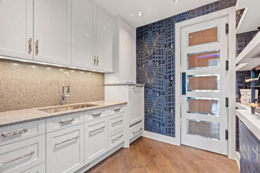 The butlerâs pantry, with its custom bead-blasted glass doors, hides secret storage and extra amenities, proving even behind-the-scenes work can dazzle.