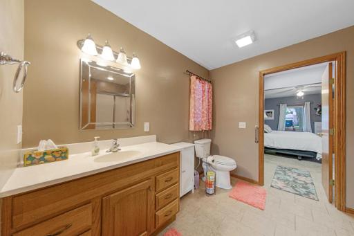 19 Bathroom.jpg