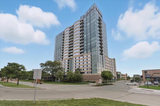 Enjoy the Westin Galleria Residences lifestyle. Conveniently located, spectacular views and unparalleled amenities!