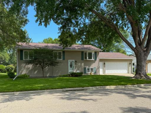 905 Woodfern Drive, Marshall, MN 56258