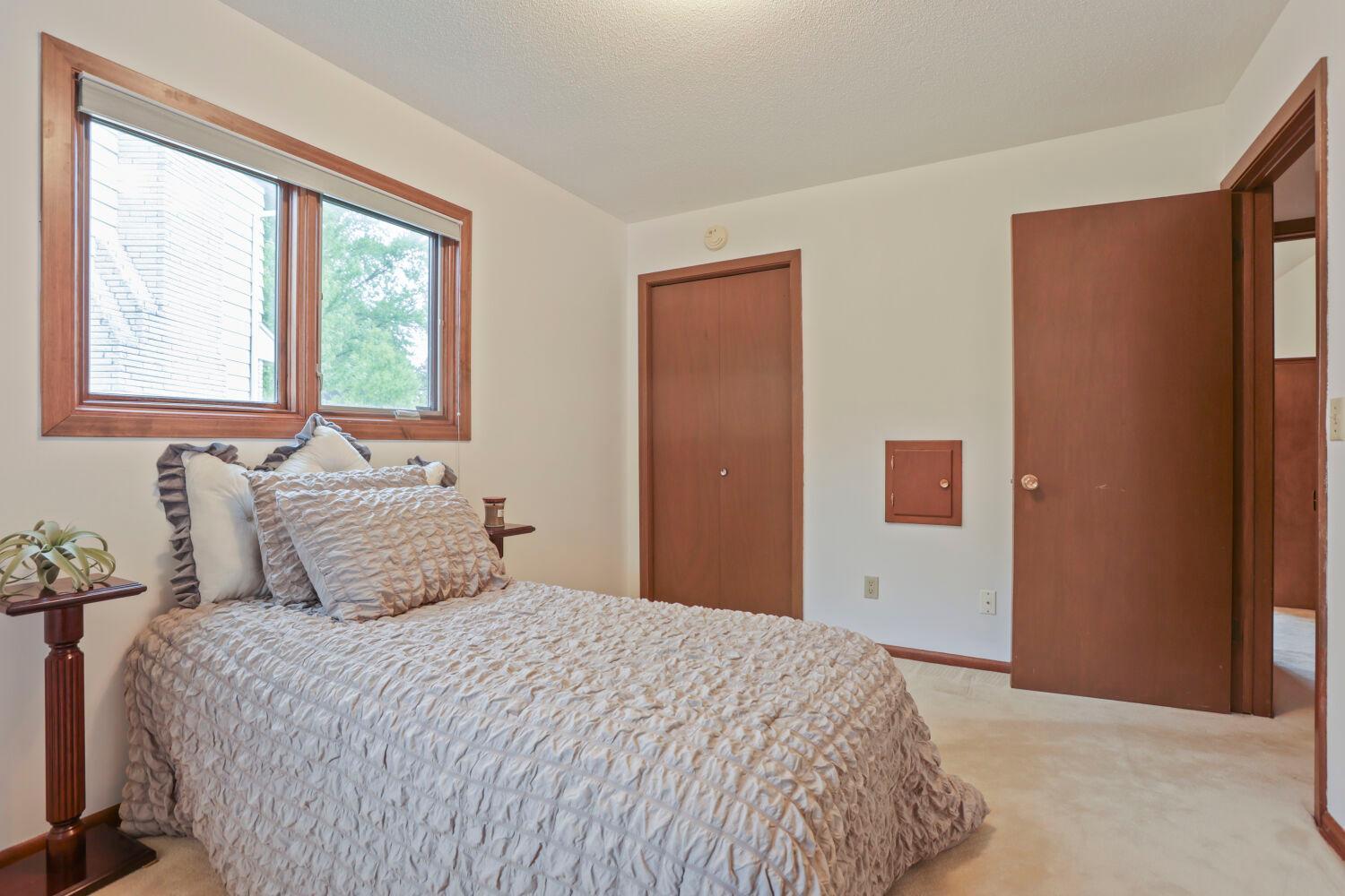 Such a cute second bedroom!