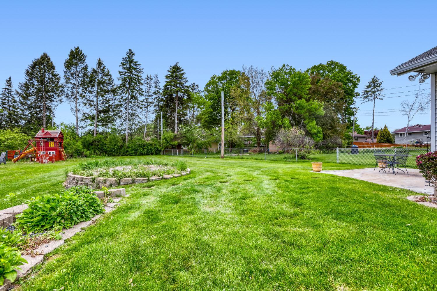 The large backyard is waiting for your green thumb in the flower/vegetable garden!