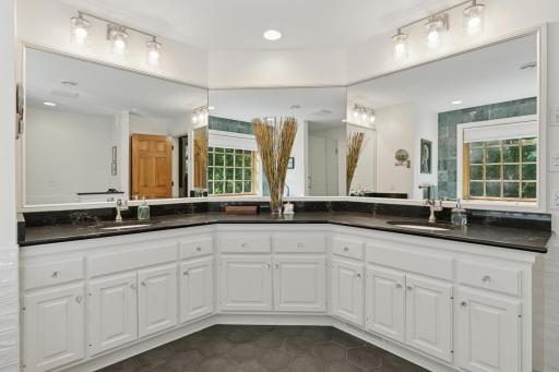 6687 Mulberry Circle E, Chanhassen, MN 55317
