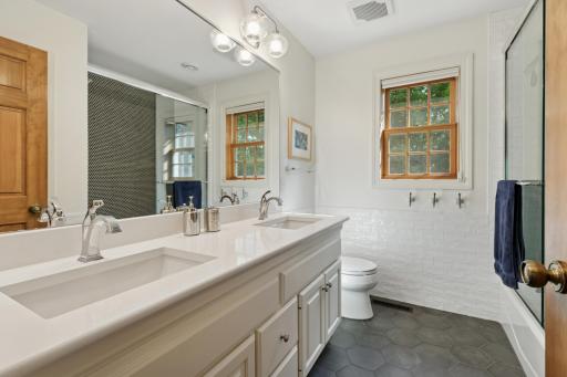 6687 Mulberry Circle E, Chanhassen, MN 55317