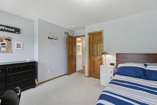 6687 Mulberry Circle E, Chanhassen, MN 55317