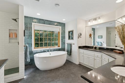 6687 Mulberry Circle E, Chanhassen, MN 55317