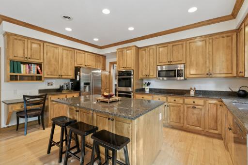 6687 Mulberry Circle E, Chanhassen, MN 55317