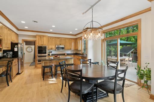 6687 Mulberry Circle E, Chanhassen, MN 55317