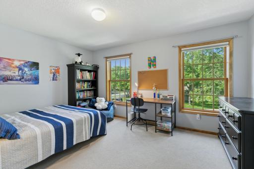 6687 Mulberry Circle E, Chanhassen, MN 55317
