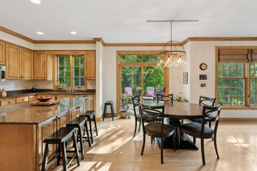 6687 Mulberry Circle E, Chanhassen, MN 55317