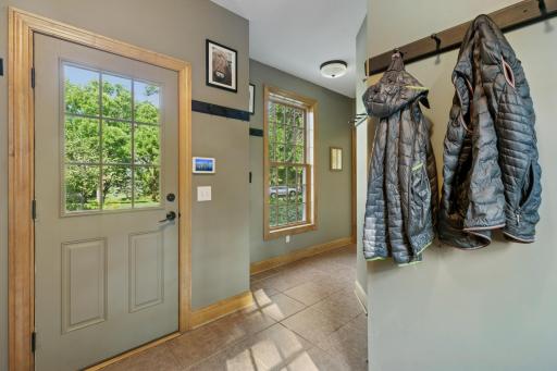 6687 Mulberry Circle E, Chanhassen, MN 55317