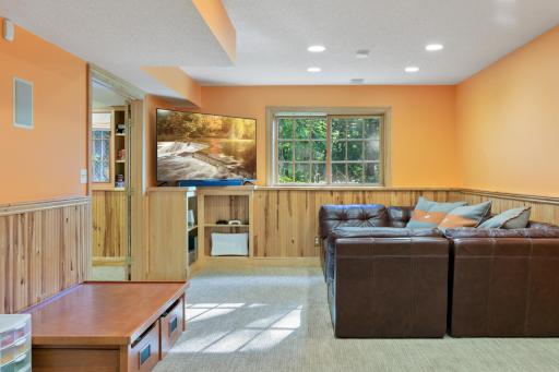 6687 Mulberry Circle E, Chanhassen, MN 55317