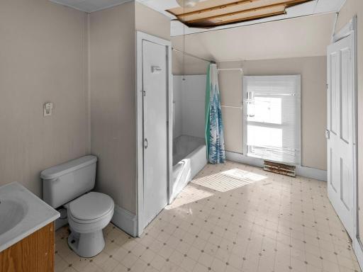 Upper Full Bath