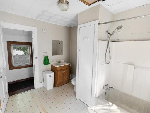 Upper Full Bath