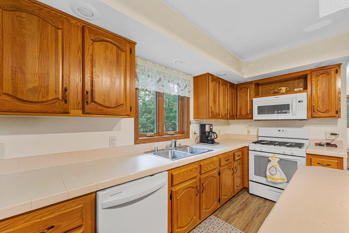 19 Kitchen.jpg