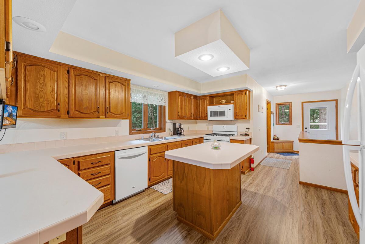18 Kitchen.jpg