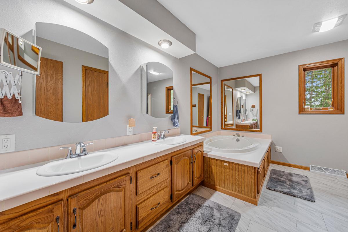 29 Main bathroom.jpg