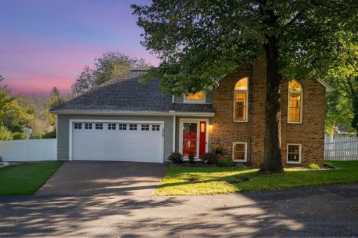 8868 Knollwood Drive, Eden Prairie, MN 55347