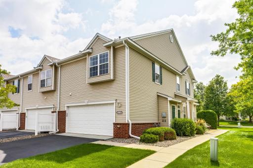 Beautifully updated Woodbury end-unit townhome!