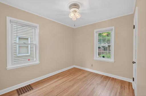 20_3654_Queen_Ave_N20_mls.jpg