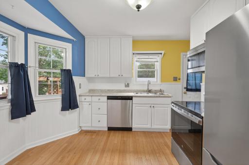 12_3654_Queen_Ave_N12_mls.jpg
