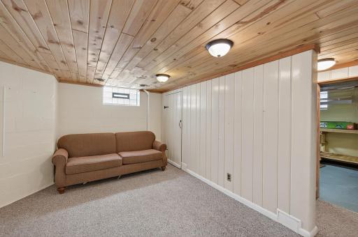 28_3654_Queen_Ave_N28_mls.jpg