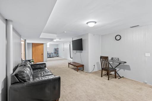 2076 Larpenteur Avenue E, Saint Paul, MN 55109