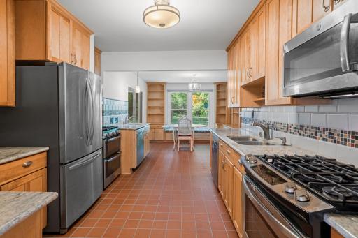 SS appliances, 2 sinks & 2 ovens in main floor kitchen