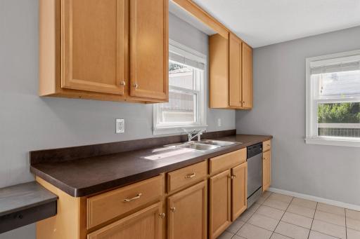 22-web-or-mls-5248 Hampshire Ave N-22.jpg
