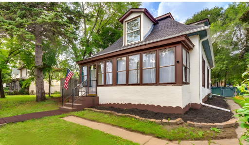 Beautifully updated home that's in a great location. Walking distance to restaurants and shops.