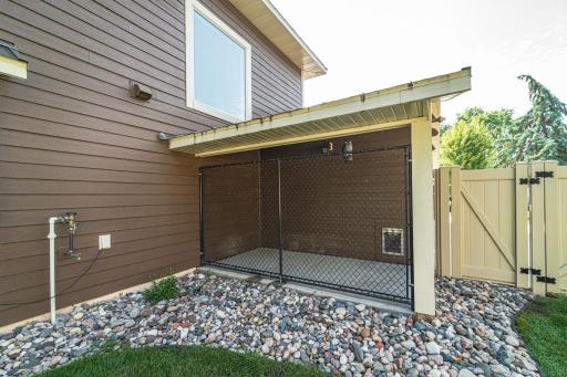 6â x 12â Covered Outdoor Kennel â Connected with doggy door from the inside kennel