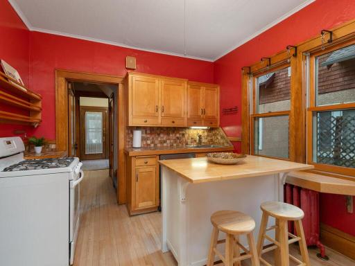 Cozy and functional kitchen - hangers above windows for pots & pans